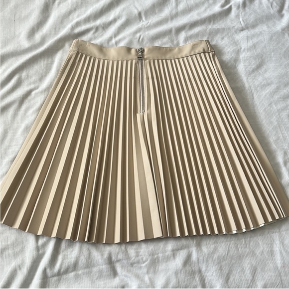 NWOT Express cream pleated high waisted faux leather mini skirt - Picture 6 of 11